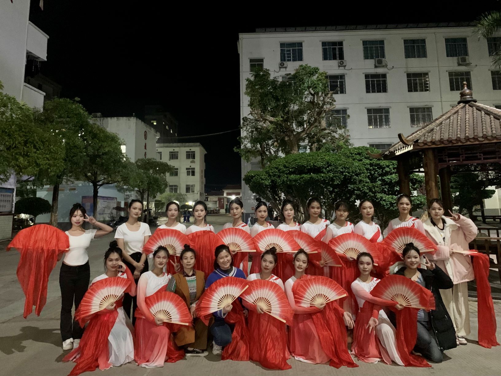 乐鱼(中国)一站式服务平台到木乐一中绘画展示、参与晚会表演