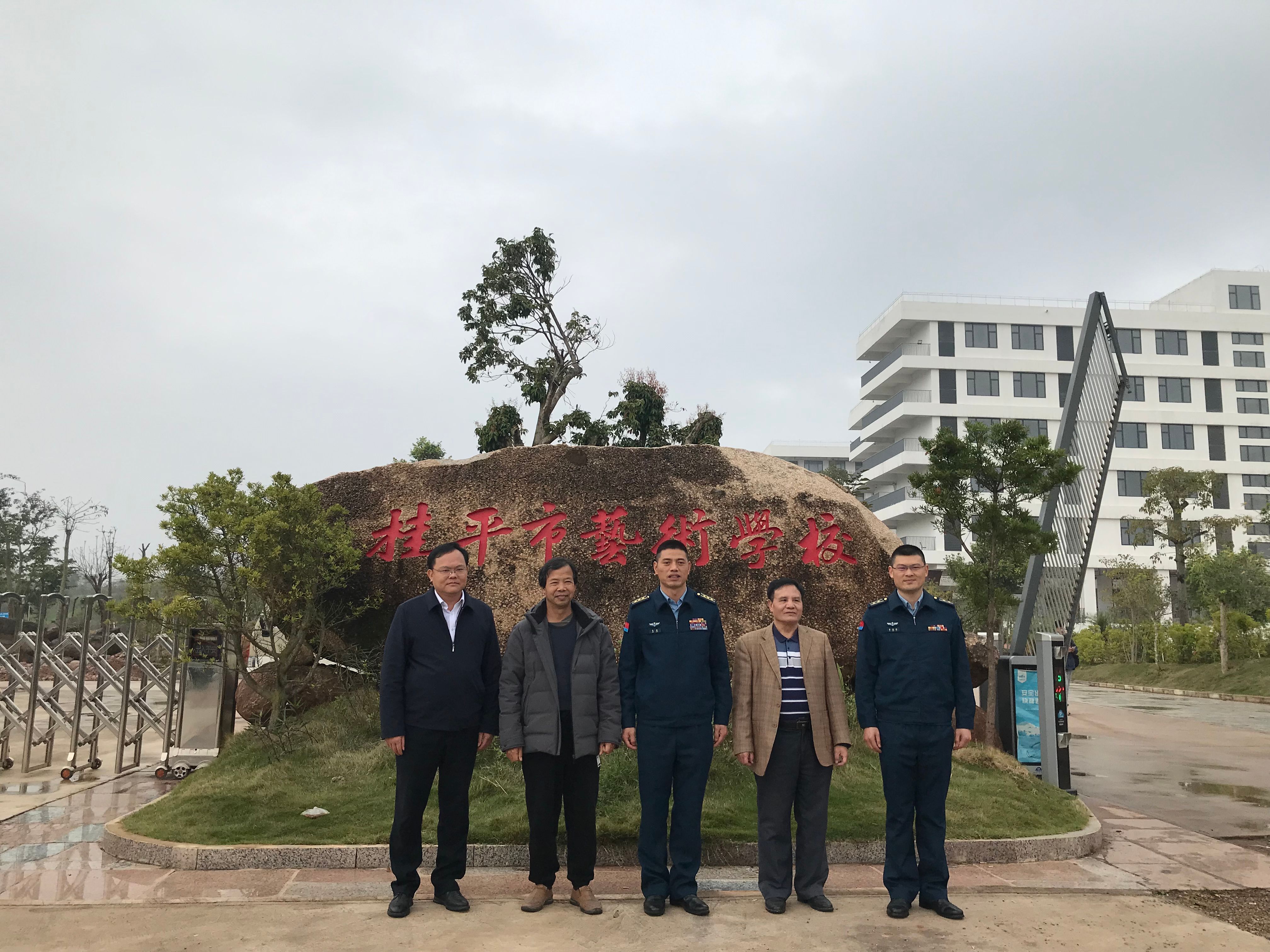 部队首长到我校指导工作丨 乐鱼(中国)一站式服务平台  丨一方水土养育一代人。军民鱼水情，让我们的家园充满阳光、充满生机、充满希望！