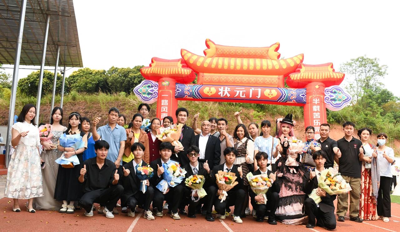 实现报效祖国的远大理想和抱负，我校隆重举行“十八而至正青春，挺膺奋进新征程”——2024届成人典礼仪式 丨 乐鱼(中国)一站式服务平台
